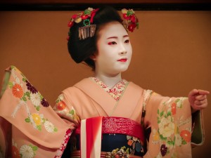 geisha_performance_kyoto                           